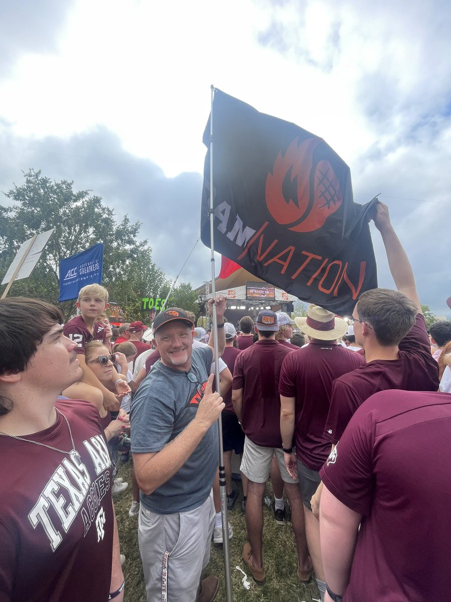 CoachCanfield's tweet image. Crushing @CollegeGameDay for the Beavs &amp;amp; @DamNationNIL 
@thedamflag  is here as well representing!!!
#Pac2 #HelpABeavOut