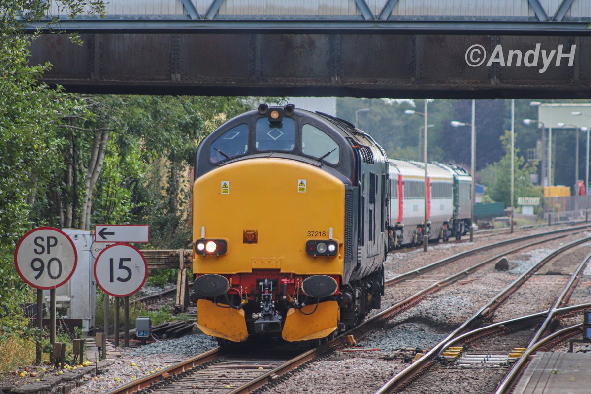 holtona72's tweet image. After running round at Melton, @EurophoenixLtd 37218 is seen departing from the loop &amp;amp; back towards Melton Mowbray station with @RailOpsGroup 5Q58 Castle Donington to Old Dalby consisting of 93001, 93002 &amp;amp; a set of #EasternRailServices mk3s. @TheGrowlerGroup #ROG #Class93 31/8/24
