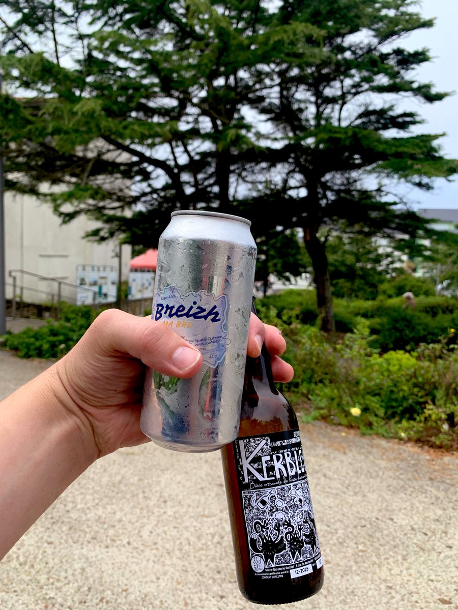 bartlebeer's tweet photo. Bien que les Bretons brassent pal mal ils-mêmes on est heureux de heurter sur un « Comptoir Irlandais » offrant des saveurs liquides foncées pour accompagner les coquillages comme alternative des plus traditionnels accompagnements 🥂de la Loire.🇮🇪🇫🇷
#Gallozythopia #Eirozythopia https://t.co/nCb6HVESA4