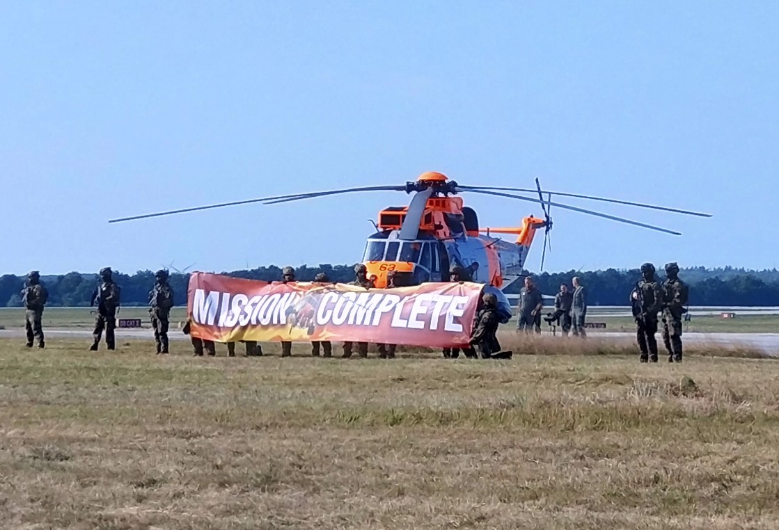 CRMarineforum's tweet photo. Letzte Landung #Seaking. An Bord alle Aktiven, die den King bis heute flogen und schraubten. Tolles Fest und Hollywood-fähige Show bei @CdrDeuNavalAir Die Ära ist beendet, nicht ohne feuchte Augen. @deutschemarine @MarineforumOn @marineoffizier @dmb_ev @DBwV_Marine https://t.co/LOsNGtsQGK