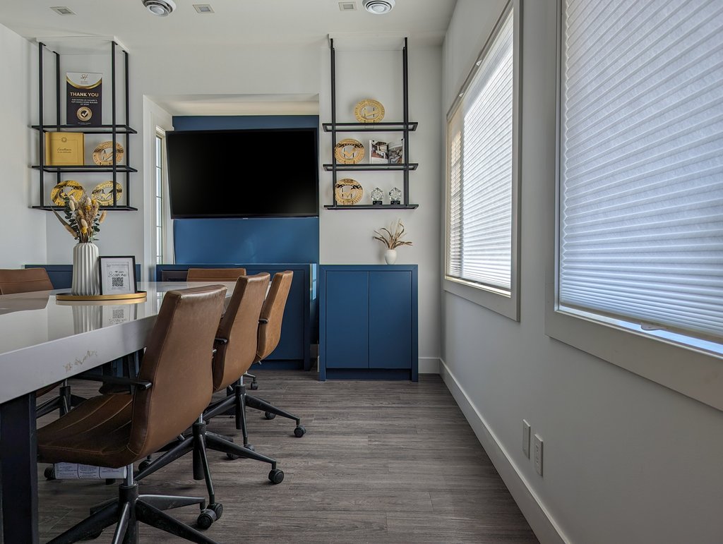 mkldesignstudio's tweet image. Bringing sleek design &amp;amp; modern elegance to the boardroom. This project combines functionality with style.
•
•
•
Builder: @sunset_homes
Interiors: @mkldesignstudio

#DesignInspiration #MKLDesignStudio #YYCCommercial #MKLInteriors #CommercialRealEstate #CommercialDesign