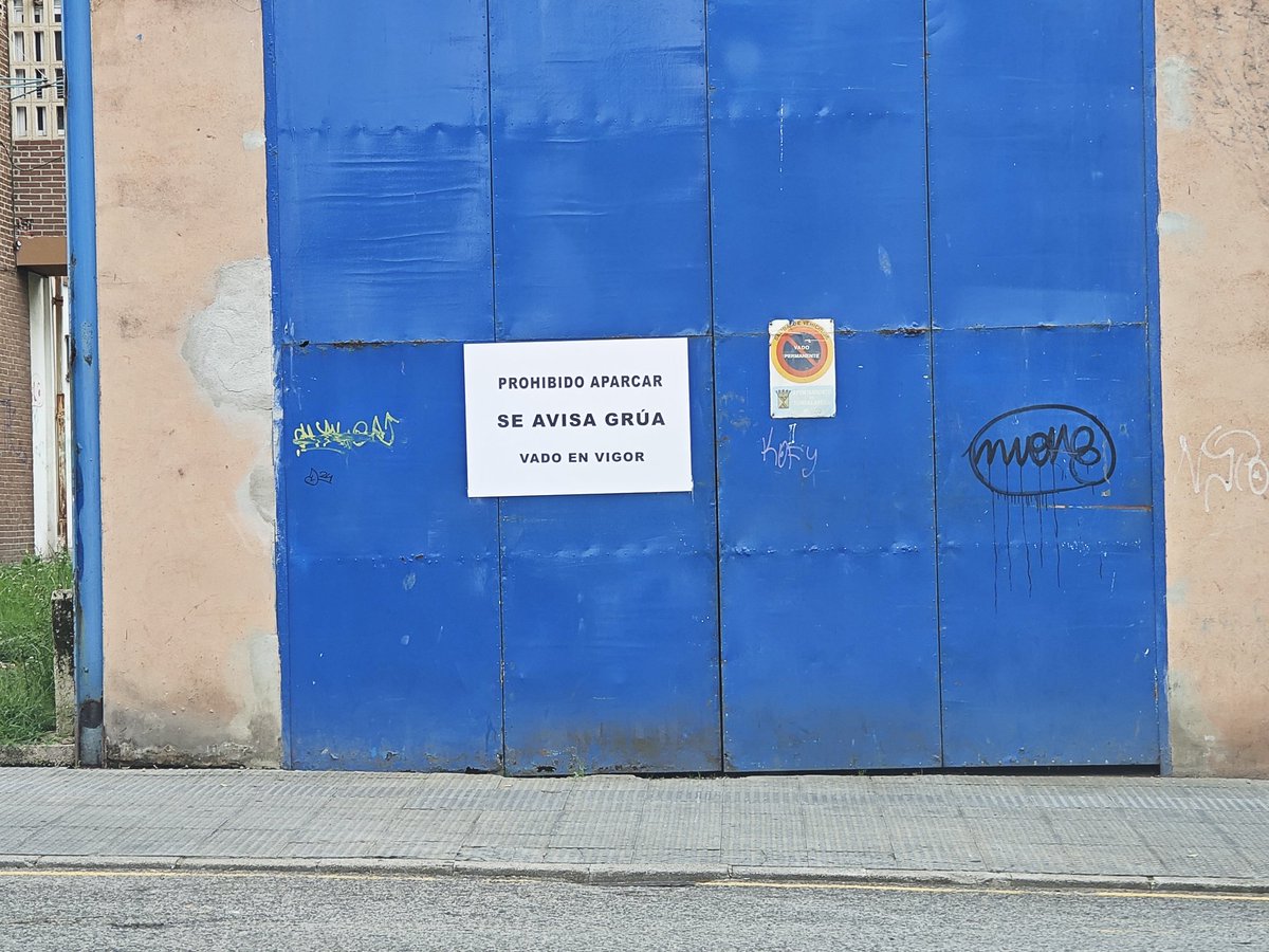 Pedro (@ea1yo) on Twitter photo Y si tiene vado en vigor <a href="/aytotorrelavega/">Ayuntamiento de Torrelavega</a> por qué en vez de poner la placa en vigor amenaza con un cartel? Señor <a href="/cruzviadero/">José M. Cruz Viadero</a> <a href="/javitorrelavega/">JAVIER LÓPEZ ESTRADA</a> alguien hará algo?? #Torrelavega Y si tiene vado en vigor <a href="/aytotorrelavega/">Ayuntamiento de Torrelavega</a> por qué en vez de poner la placa en vigor amenaza con un cartel? Señor <a href="/cruzviadero/">José M. Cruz Viadero</a> <a href="/javitorrelavega/">JAVIER LÓPEZ ESTRADA</a> alguien hará algo?? #Torrelavega