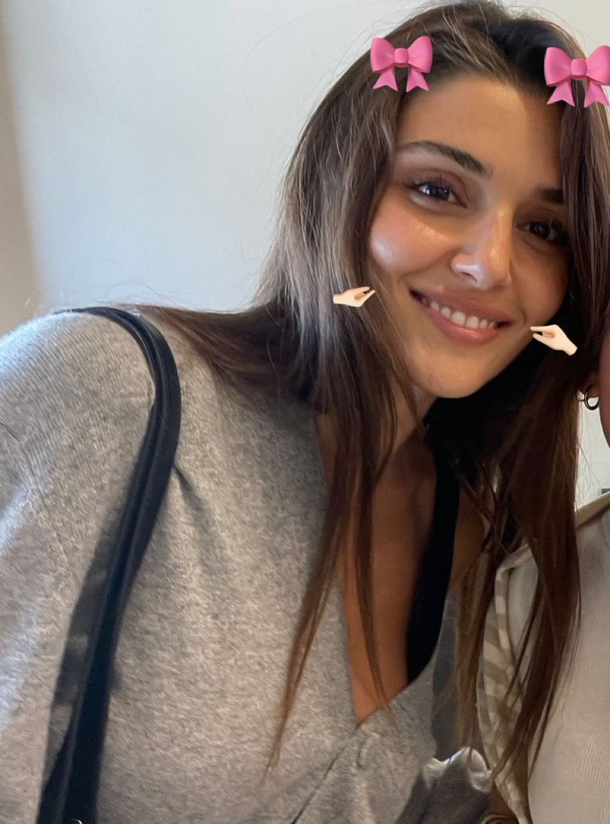 hande doesn’t know she met her twitter bestie aka the funniest person on this app