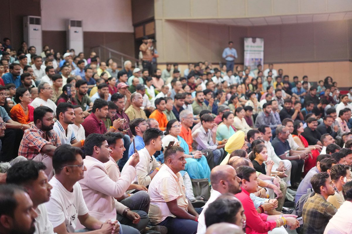 भोपाल के जनजातीय संग्रहालय में बुंदेली बौछार द्वारा आयोजित “बुंदेली समागम” कार्यक्रम में मा मुख्यमंत्री <a href="/DrMohanYadav51/">Dr Mohan Yadav</a> जी के साथ शामिल हुआ।
बुंदेलखंड की धरती ने कला, कलम और कृपाण के यश में कभी कमी नहीं रखी।
सचिन चौधरी जी को उनकी मेहनत से एक अच्छे पायदान पर पहुंचने के लिए बधाई।