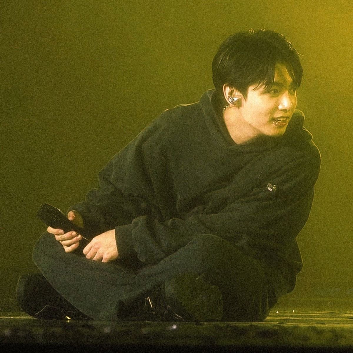 اولین سالیه که بچه‌ام روز تولدش نیست؛ لایو نداریم
ولم کنین میخوام گریه کنم

HAPPY BIRTHDAY JUNGKOOK
#JungkookIsGolden
#NeverLetJKGo
#StandingNextToJK