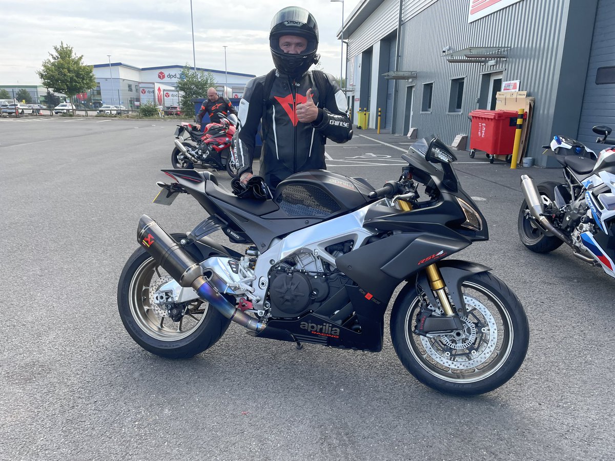 Dylan collecting this beautiful RSV4 on this lovely sunny day, first stop, cat and fiddle obviously!

Enjoy yourself and enjoy the sound! 

#italianstyle #italiandesign #dreambike #motorbike #bikerlife #newbike #style #iconic #bikers #bikesales #aprilia #apriliarsv #v4