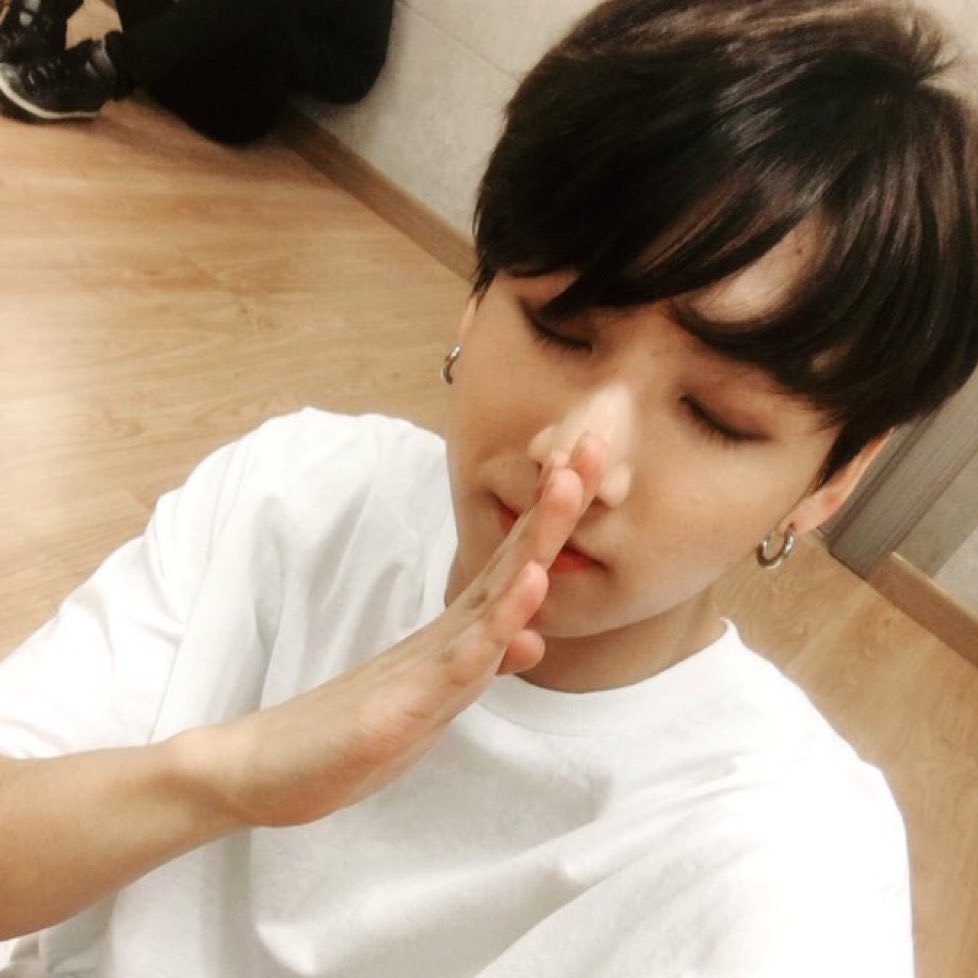 jungkook admirer tweet media