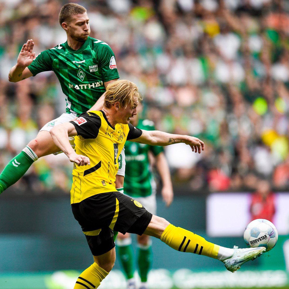 UniversDortmund's tweet photo. 🚨 Fin du match ! 

Le Borussia Dortmund réussi L’EXPLOIT d’accrocher l’immense Werder Brême chez lui 0-0. 

Un point glané en vue de la course au maintien ça fait chaud au coeur. 

Continuons ! 💛 https://t.co/dQf2VnMNC3