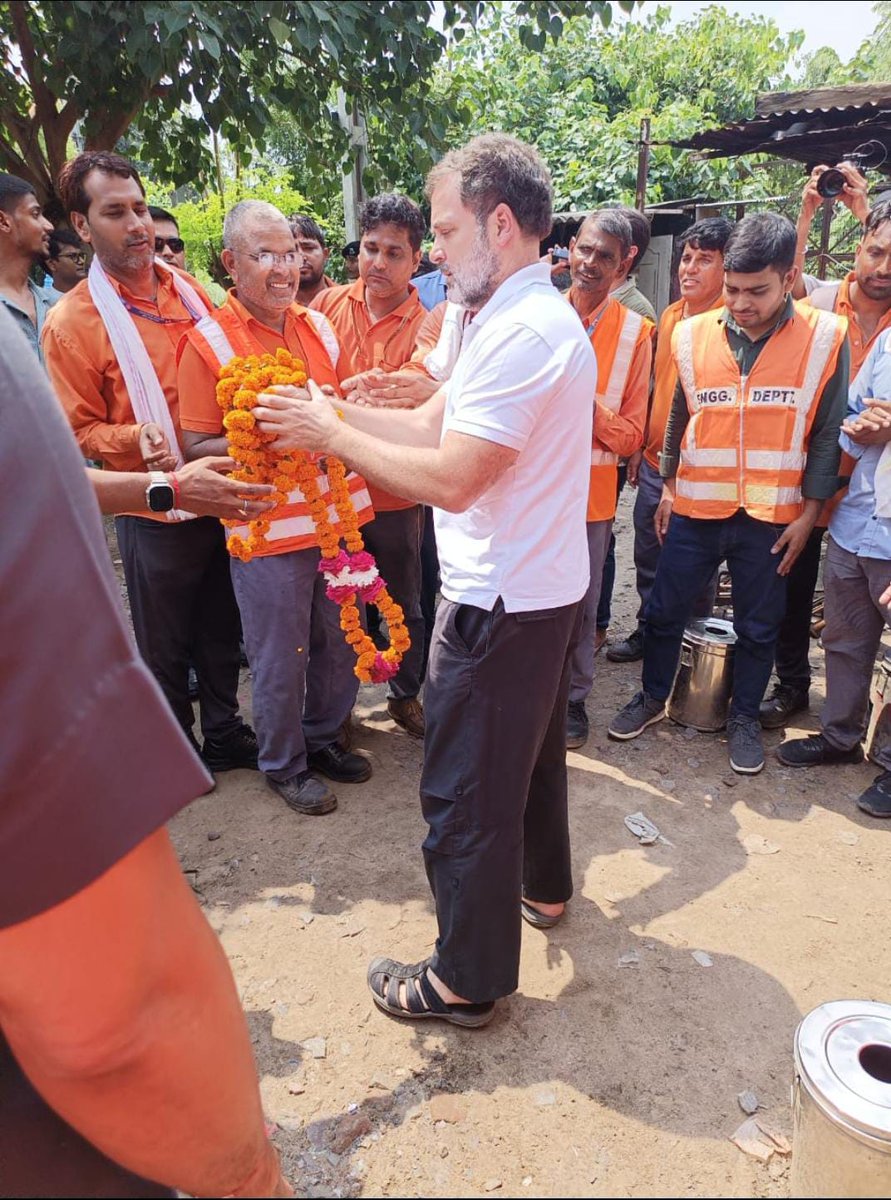 AIRTU8's tweet photo. आज ���ाननीय सांसद @RahulGandhi जी ने दिल्ली कैंट रेलवे स्टेशन पर पहुँचकर 1 घण्टा रेलवे ट्रैकमेंटेनेर कर्मचारियों के साथ बिताया और पटरी पर कार्य के दौरान आने वाली कठिनाइयों से रुबरु होकर शीघ्रता से सभी कर्मचारियों की समस्याओं के निदान का आश्वासन दिया।we are always with @RahulGandhi https://t.co/jLmP8k9SxO