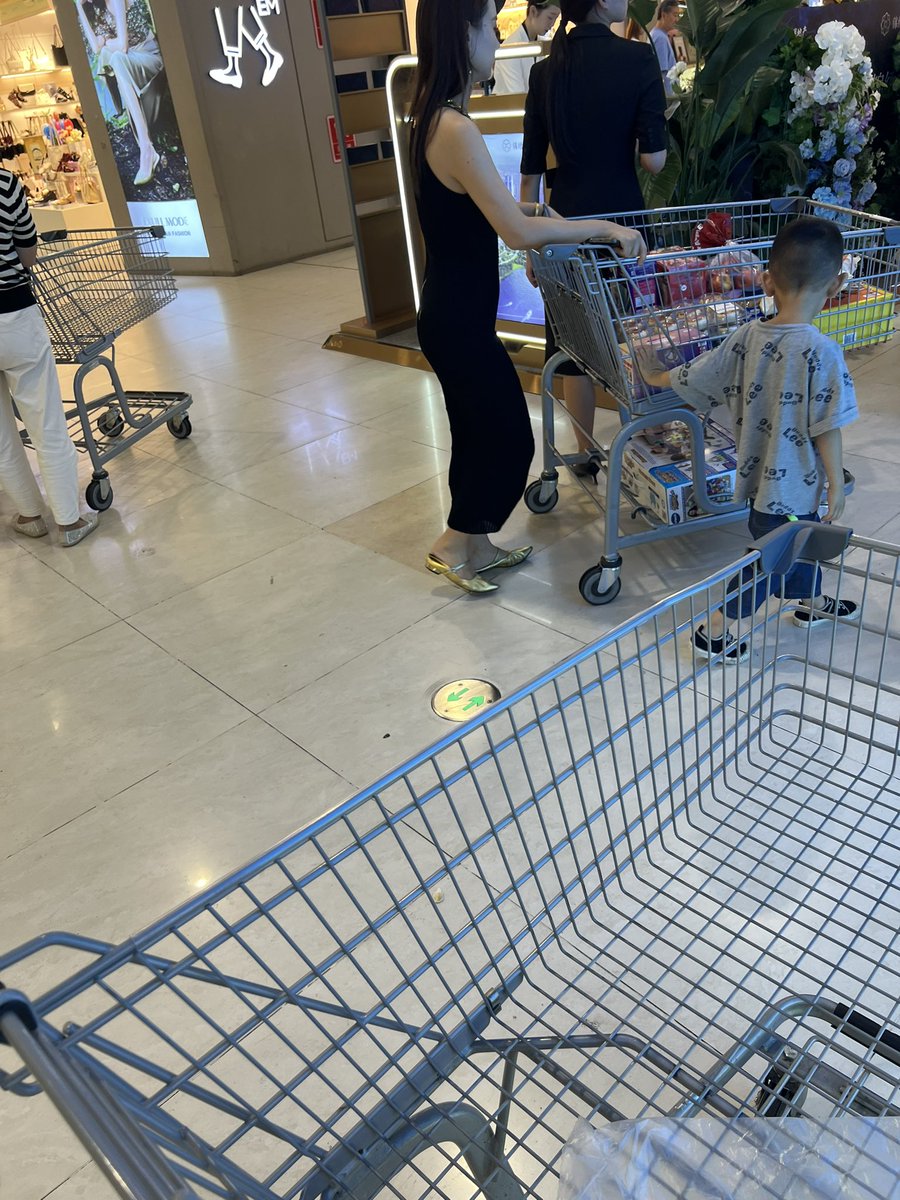 Alex15845898221's tweet photo. #街拍 #偷拍 #平底鞋 #少妇 #街拍美脚 https://t.co/9a8ISnMD7R