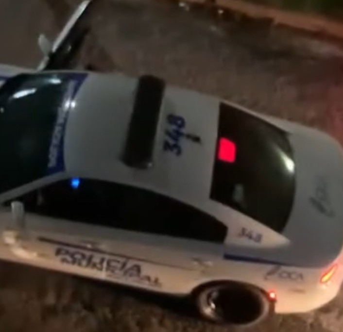 VerFollow's tweet photo. Unidad de la Policía Municipal de Boca del Rio Numero 348 abate a un presunto delincuente tras asaltar un Oxxo. ¿Hicieron lo correcto? @JM_UNANUE @BocadelRio @CuitlahuacGJ #BocaDelRio #PoliciaMunicipal https://t.co/1aj030gztP