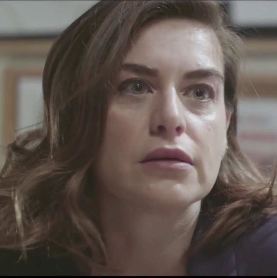 otpqueens's tweet image. juro por deus se essa mulher me olha assim eu caio dura me tremendo no chão