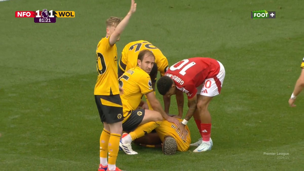 WolvesActu's tweet photo. OH NAN, NAAAAAAAAAN, MARIO LEMINA QUI S'ECROULE ET QUI A L'AIR DE SOUFFRIR ENORMEMENT. IL TAPE LE SOL DE DOULEUR #NOTWOL https://t.co/tLAlOAeVPw