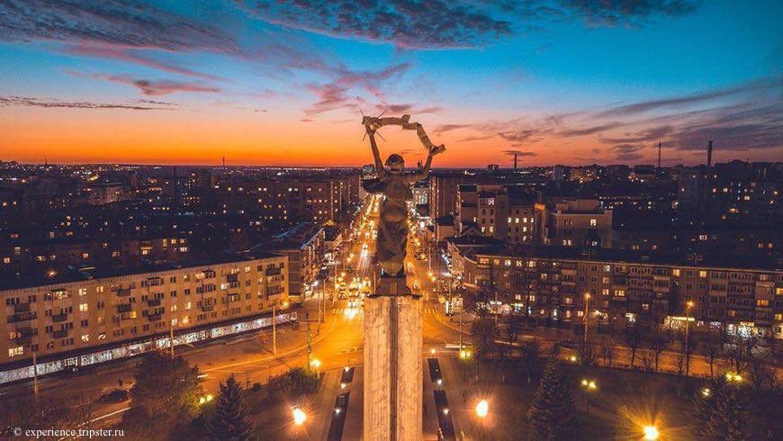 Russia's tweet image. 🎉 Today the city of #Kaluga turns 653! 

Founded in 1371, it is both ancient &amp;amp; modern &amp;amp;... cosmic 👇

🪐💡 Home to Russia's first space museum &amp;amp; the birthplace of #Tsiolkovsky, the pioneer of rocketry. It was also here that the first electric street light in Russia was lit!