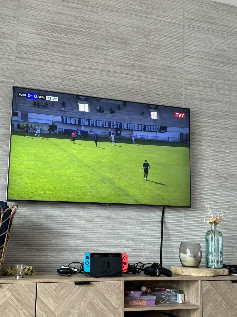 Devant le match de nos <a href="/girondins/">FC Girondins de Bordeaux</a>, le début d’une nouvelle ère. 
Merci @FreeLigue1 et <a href="/tv7_sudouest/">TV7</a> de nous permettre de voir ce match. 
Pensées et encouragements à deux ex coéquipiers <a href="/Malickseck99/">Malick Seck</a> <a href="/Jeremy_Grain/">JEREMY GRAIN</a> 💙🤍 #allezbordeaux