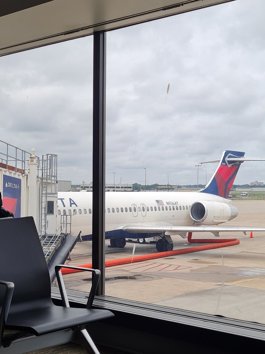 mevfer's tweet image. No quiero ni decirlo pero vamos arrancando bien. Buen desayuno antes del aeropuerto y acá, me chequearon ambas maletas sin cobrarme adicional. Avión a tiempo para salir en hora.
#TimeToGoHome