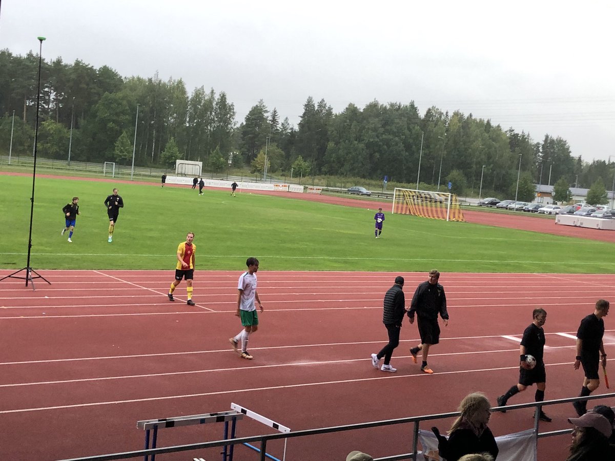 Parasta paikanpäällä jne. Toinen päivä putkeen katsomassa futista melkoisissa sääoloissa 🌧️⛈️. #Veikkausliiga jamppoja kokoonpanoonsa kaivanut MIFK 2 johtaa Kaarinan ylpeyttä <a href="/KaarinanPojat/">Kaarinan Pojat</a> hieman yllättäen 0-1 (HT). #KaaPo #Kolmonen