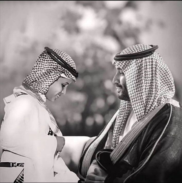 من عاصر نشأة سيدي كأنه يستشعر ابيات عباءة الراتجي في نشأة الملوك يوم قال .. 

مسح القوابل وجهه فبدا 
كالبدر أو أبهى من البدر 

فنشا بحمد الله حين نشا 
غمر المروءة نابه الذكر 

حتى إذا ماطرّ شاربه 
خضع الملوك لسيد قهر

#محمد_بن_سلمان