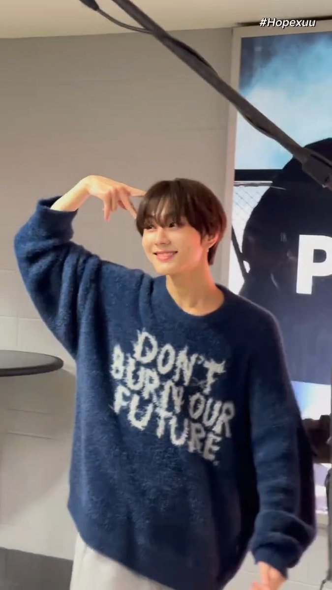 jungwonfeeds's tweet photo. A kitten who didn't want to leave https://t.co/mHZMP3SE0M