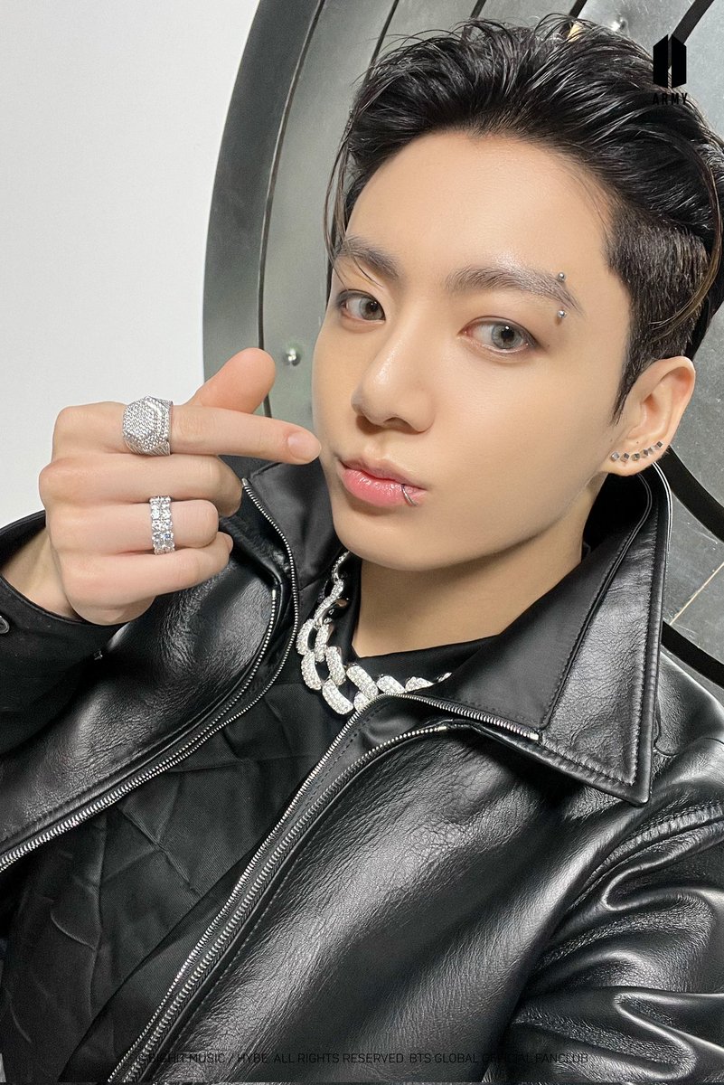 OctaviaOrpheus's tweet photo. @Rogue_Hands JUNGKOOK is too handsome and cute https://t.co/XnlAkHTX7b