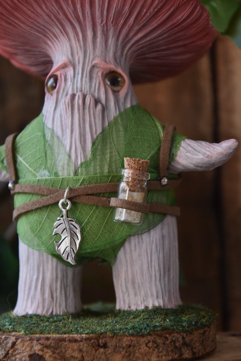 woodandstorm's tweet photo. Coucou Twitter ! 
Je sais pas si il y a encore beaucoup de gens par ici, mais je suis super fière de mon dernier Champignon alors je le partage ici ❤️
Voici Eiminn, à adopter sur le site ✨️ https://t.co/7Gmqo5l5Sn
