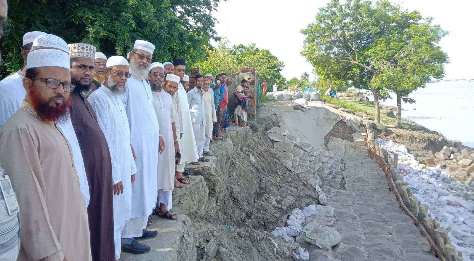 দেবহাটার নদী ভাঙন রোধের কাজ পরিদর্শনে জেলা জামায়াতের আমীর