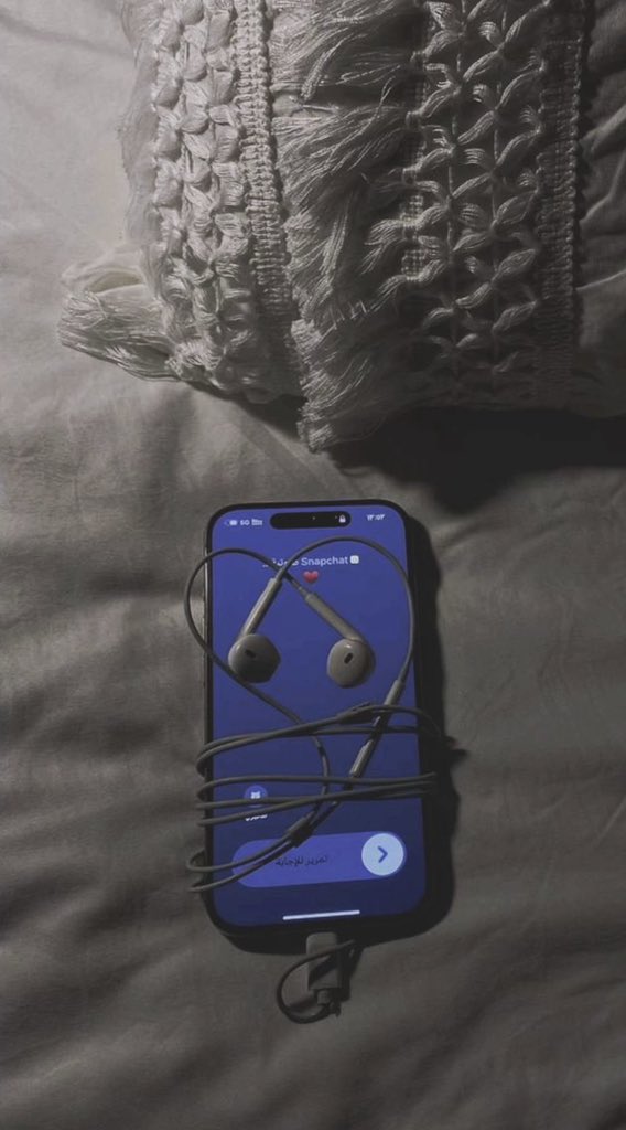 لا تختصر وأنت صوتك منوّة السّامع
 سولف لو السّالفه مال أُمها داعي ..