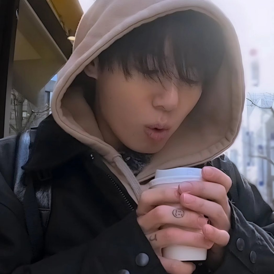 Valyn0517's tweet photo. Cheers to many more years with you my dear Jungkookie. 🍻💜 #HappyJungkookDay #HappyBirthdayJungkook #27birthday @bts_bighit https://t.co/Z06YMrtSB3