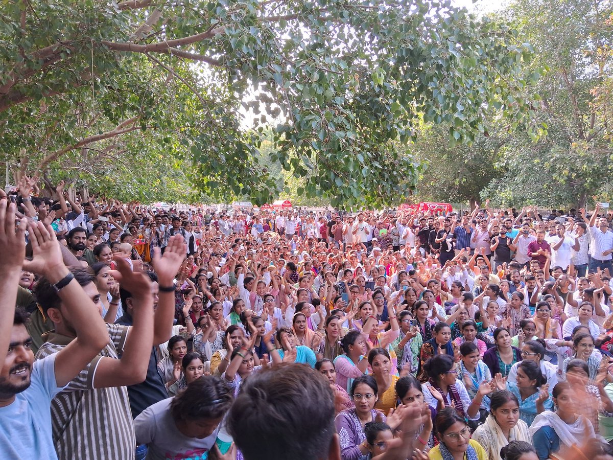 PRADIPK94650093's tweet photo. @brajeshpathakup CHO इको गार्डन लखनऊ में धरना दे रहे है। जरा उनकी भी पुकार सुन लें, प्रदेश में 16000 से अधिक अरोग्य मन्दिरों पर लगा मजबूरन धरना प्रदर्शन कर रहे है। @aajtak @ABPNews @JPNadda @MoHFW_INDIA @myogiadityanath @News18UP @NewsNationTV @ZeeNews @1stIndiaNews @narendramodi @yadavakhilesh https://t.co/ZC7JHT7kIi