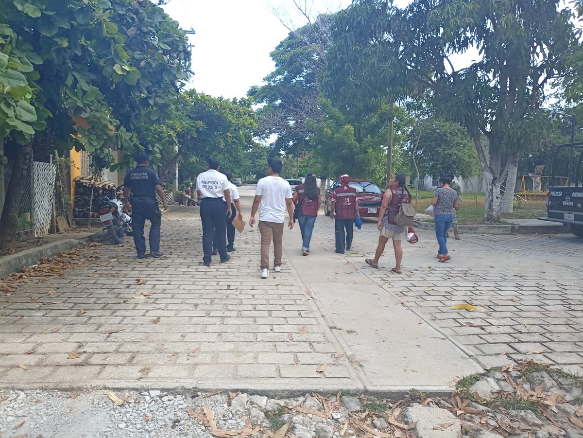 SSPC_GobOax's tweet photo. Como parte del programa #VecinasYVecinosPorLaPaz, la Dirección de @PREVENCION_SSPO en sinergia con los tres órdenes de gobierno realiza recorridos para identificar los factores de riesgo y rescatar espacios públicos en beneficio de las familias de San Pedro Mixtepec.

@salomonj https://t.co/n13JOuYtnP