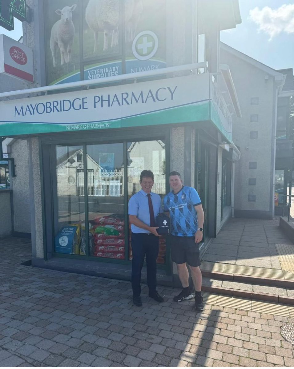 Thanks very much to Paul O’Hare from Mayobridge Pharmacy for sponsoring a medical bag for the team! 

Pictured below is Paul with team manager Dee Grant. 🔵⚪️