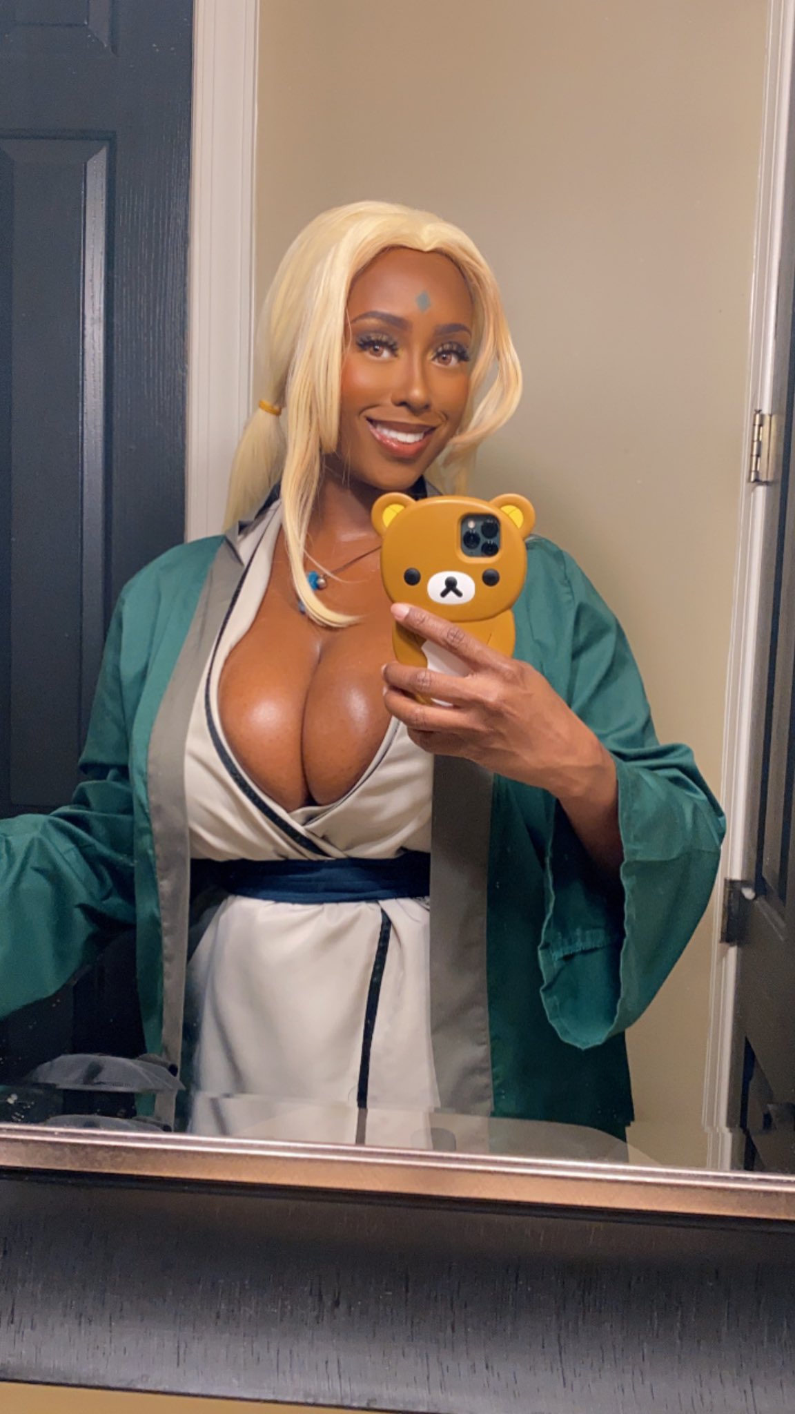 3 pic. I love cosplaying as Tsunade🍃 https://t.co/HXvVfSRdaa