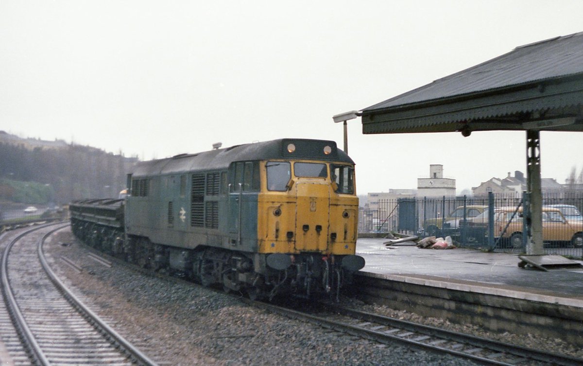 tokerjrh's tweet image. BR Bonus.  Same place, same day.  31170 on a short freight coming into Bath Spa on 7th March 1981. #Class31 #BRblue #Britishrail