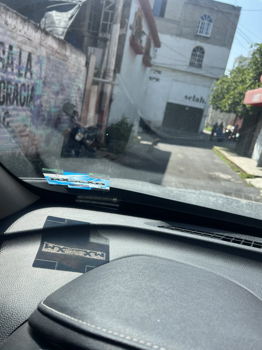 Viri_Cast's tweet photo. @TlalpanAl @alfagonzalezm  @TlalpanVecinos  tiene más de 2 meses que decidieron cerrar una calle y usarla para estacionar un camión todas las noches. Y ahora bloquean el espacio con piedras.
¿Donde se puede reportar esto? 
La calle es José María Cabadas cp 14260 https://t.co/k8BslxagEr
