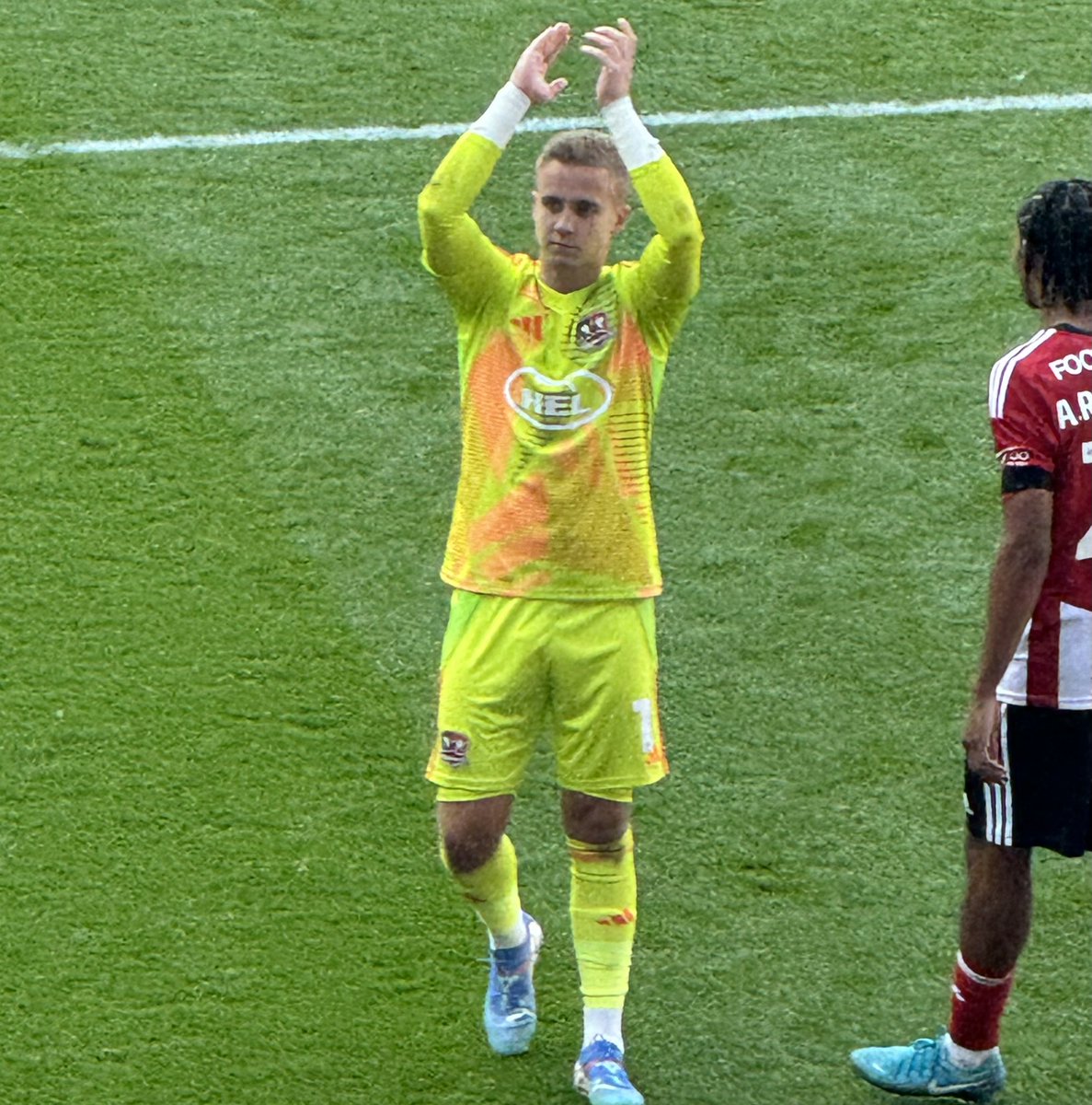 A clean sheet and 3️⃣ big points in sunny Lancashire! 

<a href="/JoeWhitworth_1/">Joe Whitworth</a> 

☀️🧺❤️