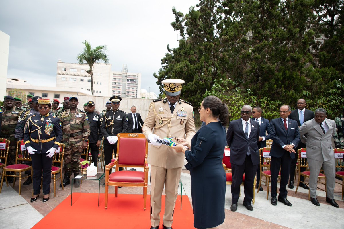 PresidenceGA's tweet photo. Le Président @oliguinguema a reçu ce jour le rapport final sur la nouvelle Constitution gabonaise. Ce texte vise non seulement à répondre aux aspirations du peuple gabonais mais également à déterminer le fonctionnement de nos institutions.

Pour en savoir plus : https://t.co/inkQbZ2nM9 

Pour plus de photos : https://t.co/NuuLZRjd0O