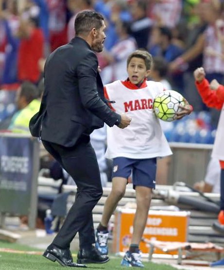 RafyAtm17's tweet photo. Una locura, la verdad. Los Simeone. Puro Atleti. ❤️ https://t.co/PYtU83x498