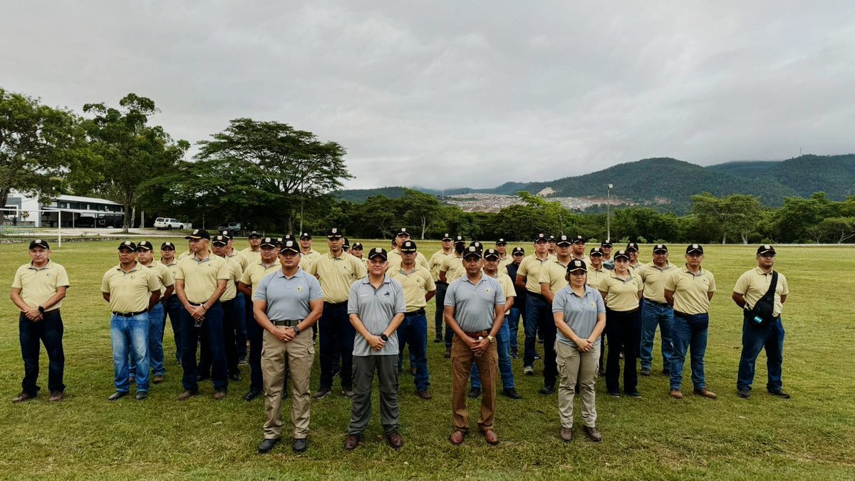 FFAAHN's tweet photo. #FFAA realiza gira académica con 38 alumnos de la #ECEMFFAA, por la Villa La Trinidad en Ojojona donde permaneció detenido el General Francisco Morazán y en la Trinidad en Sabana Grande, rindieron homenaje con una dramatización de la Batalla "La Trinidad". https://t.co/eYjeZ7B3FB