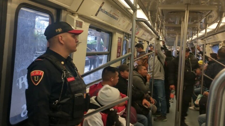 AztecaNoticias's tweet photo. Usuarios del @MetroCDMX reportan humo debido a un corto circuito en la estación #Coyoacán de la Línea 3. 

https://t.co/SdBcKPU5WA https://t.co/JnnML7T6NW