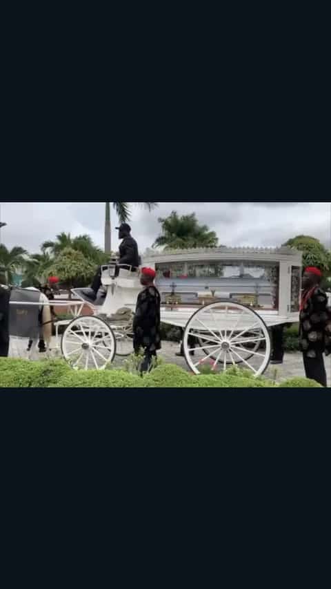 BakarePj's tweet photo. Onyeka Onwenu's corpse on chariot en route the final abode of all flesh: The mother earth. https://t.co/uiosUYiEXq