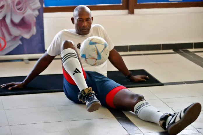 CubAlejandrita's tweet photo. #SabiasQue Erick Hernández rompió este sábado su propia marca de dominar el balón solo con los pies, al permanecer tres horas, siete minutos y 28 segundos, con lo cual superó en tres minutos su propia marca alcanzada en julio del pasado año.
#CubaInspira https://t.co/KYsfuniPuJ