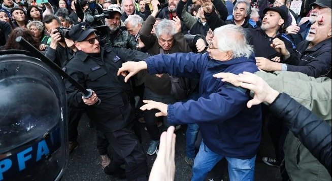 Vetan el aumento a jubilados y además los reprimen. Lamento que el presidente Milei utilice este recurso en perjuicio de nuestros adultos mayores. Todo tiene un límite y es extraña la nula reacción.