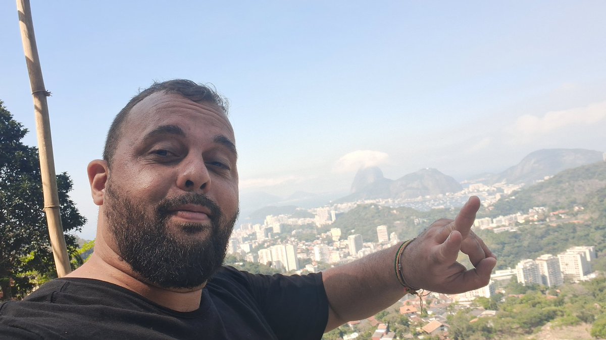 0x7RJAmaro's tweet photo. Dia bastante produtivo na Favela , tivemos uma aula sobre a acessibilidade para realizar o @blacksanta_br .

Aproveitei o percurso pelo morro pra registrar com algumas fotos.

Dia 14 de Setembro tem Black Santa 12 anos. https://t.co/WMOAQwcMto