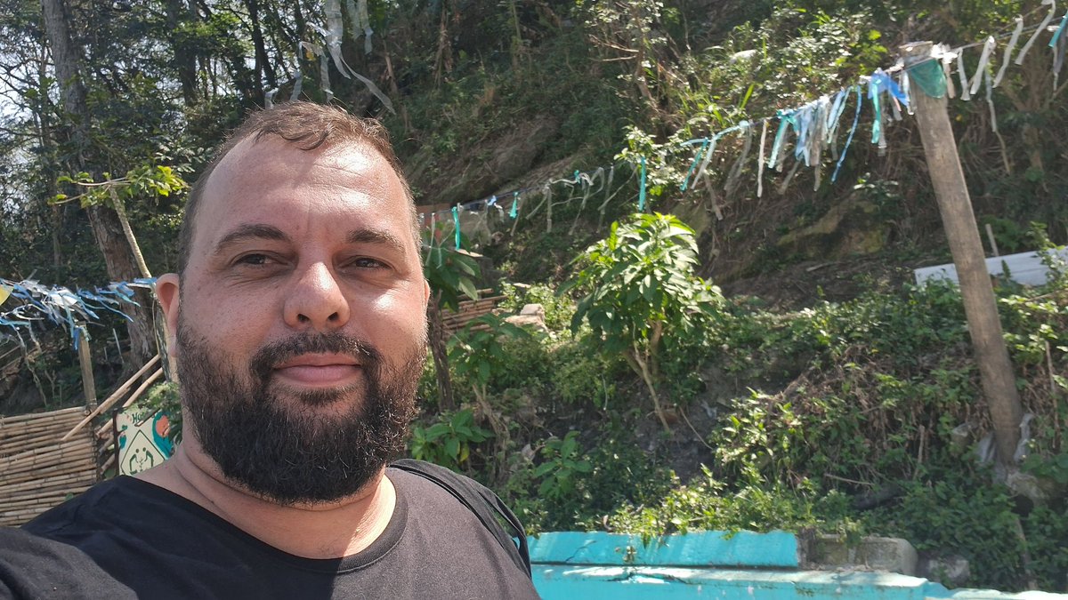 0x7RJAmaro's tweet photo. Dia bastante produtivo na Favela , tivemos uma aula sobre a acessibilidade para realizar o @blacksanta_br .

Aproveitei o percurso pelo morro pra registrar com algumas fotos.

Dia 14 de Setembro tem Black Santa 12 anos. https://t.co/WMOAQwcMto