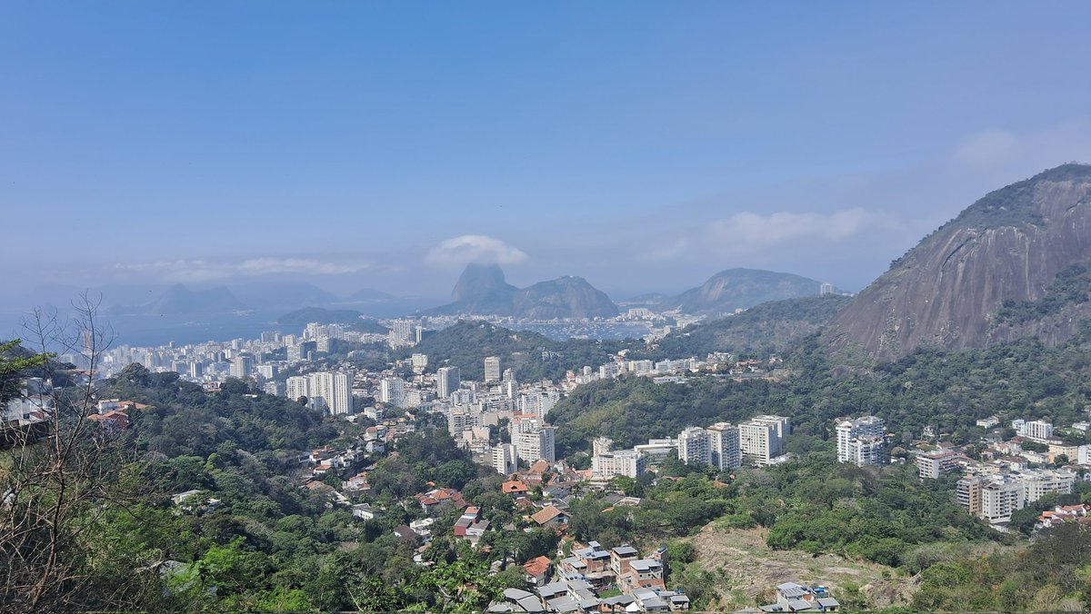 Dia bastante produtivo na Favela , tivemos uma aula sobre a acessibilidade para realizar o <a href="/blacksanta_br/">Black Santa</a> .

Aproveitei o percurso pelo morro pra registrar com algumas fotos.

Dia 14 de Setembro tem Black Santa 12 anos.