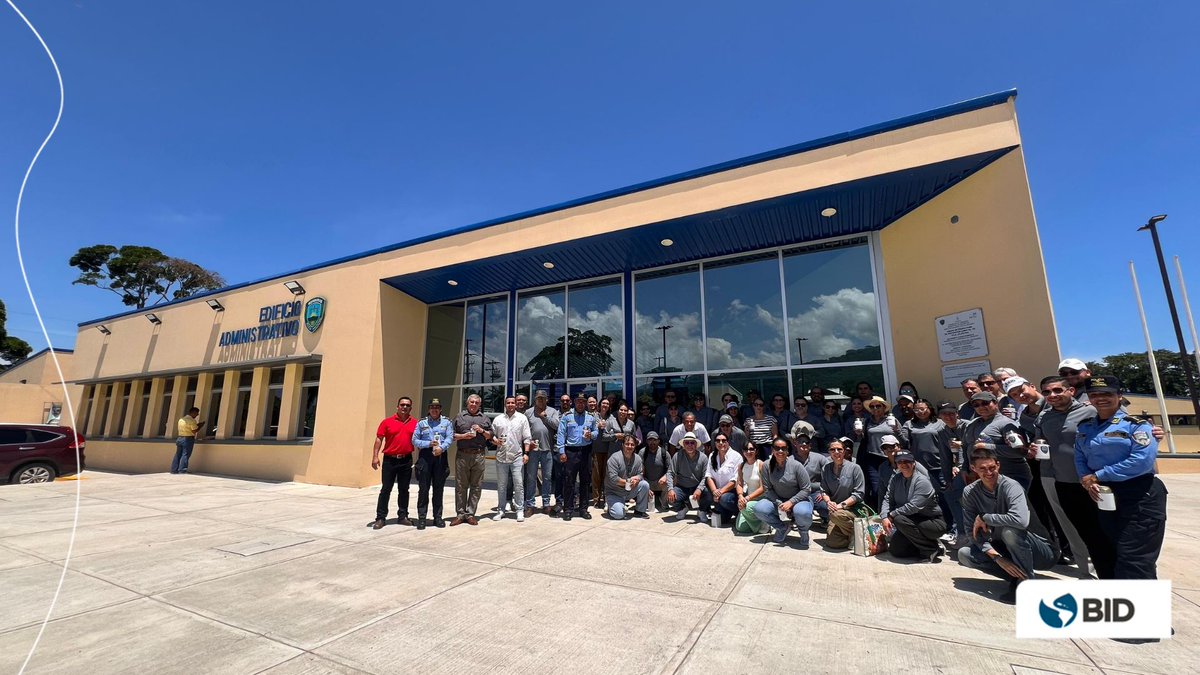 mariajjarquin's tweet photo. A menos d 1 semana d inaugurada, el equipo @el_BID en 🇭🇳visitamos y apreciamos, en pleno funcionamiento, la nueva Jefatura. Algunos policías y pobladores, espontaneamente, nos compartieron su satisfacción con la cercanía  del servicio. https://t.co/ipnhLmOEOW