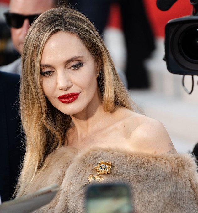 judyju18's tweet photo. @jolievibe @TOMFORD knew the assignment when he got iconic Angelina Jolie for his TOM FORD Runway Lip Color campaign.  An inveterate trailblazer, Jolie drives her personal narrative with strength, confidence and an uncompromising commitment to self-expression.
#TOMFORDBEAUTY #TOMFORD #TFLIP https://t.co/hUIKYrv7Ol