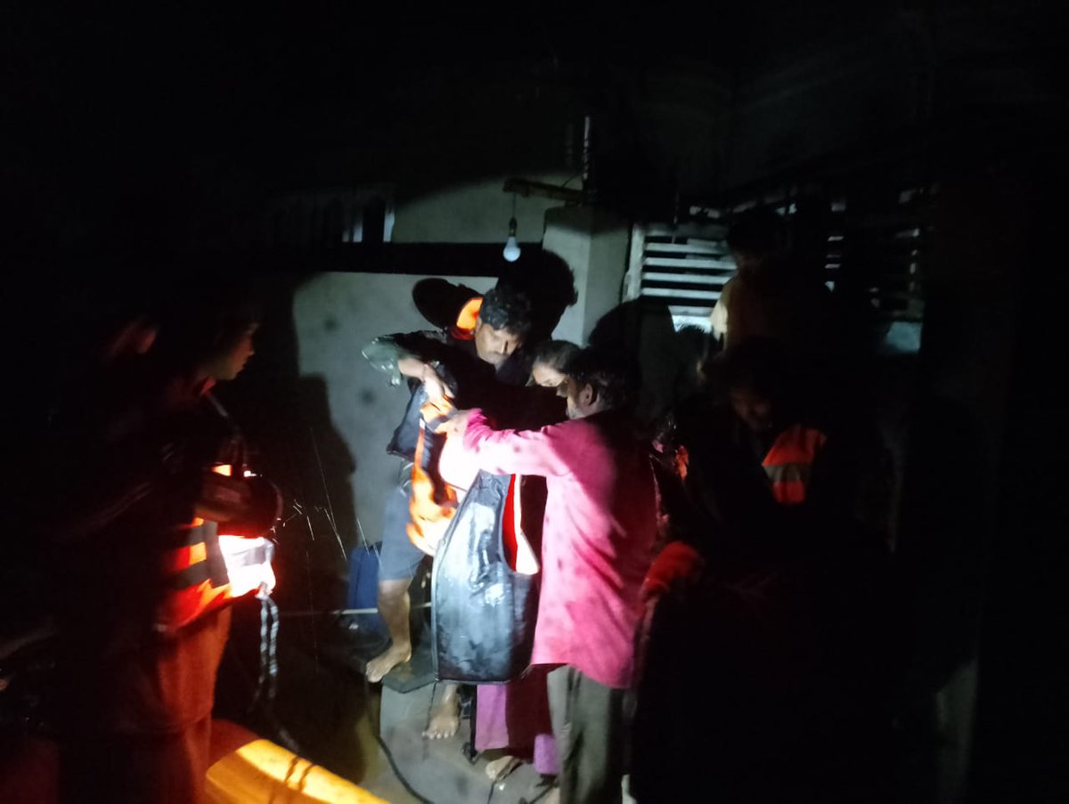 NDRFHQ's tweet photo. #Floods #RescueOps
🔸@10NDRF conducted #FWR Ops
🔸Evacuated 22 people (Male-15 & Female-07)
🔸from flooded areas of NTR Dist. (AP)
#Committed2Serve #NDRF4U
@HMOIndia
@PIBHomeAffairs
@ANI https://t.co/GM6zQba35o