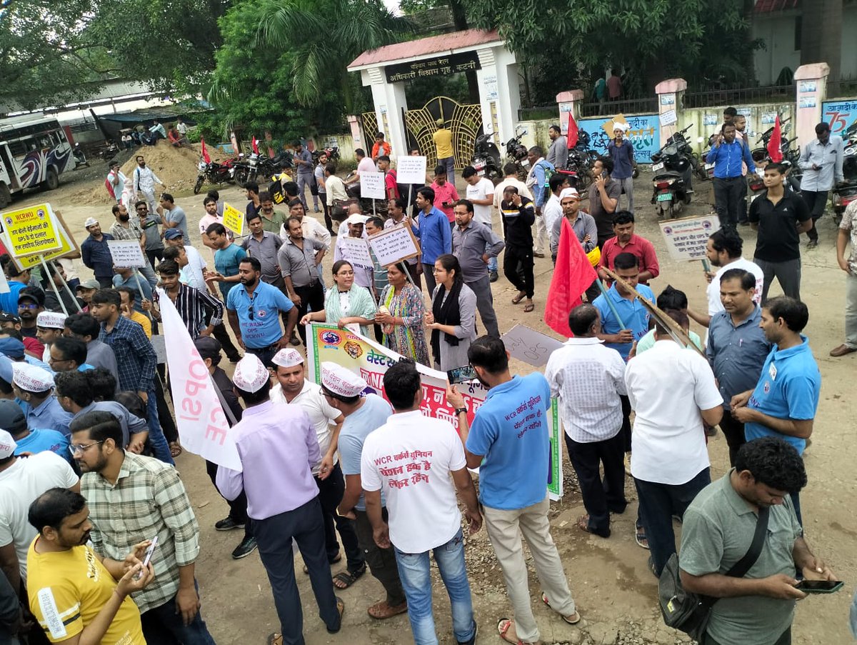 Pushpen22979365's tweet photo. आज WCRWU की तरफ से UPS के विरोध में,NKJ कटनी के रेल कर्मचारियो ने विशाल वाहन रैली निकाली,जिसमे हजारों की संख्या में लोग शामिल हुए। एवम किसी भी हाल में UPS नीति को नही लागू होने देंगे,प्रण लिया।
पेंशन हक है,लेकर रहेंगे।
#OPSisOurRight
@aajtak @PMOIndia 
@RahulGandhi @vijaykbandhu https://t.co/hTzjT3wabL
