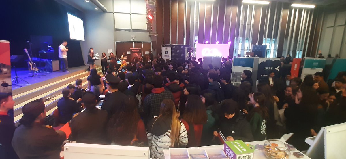naticolzada's tweet photo. Acompañando a la @UCUoficial  en la Feria de las Universidades de la #ScuolaItalianadiMontevideo. Un evento en el que más de 800 estudiantes de bachillerato de liceos públicos y privados, conocen las propuestas de estudios terciarios del mercado. Un gusto haber sido parte 🙂. https://t.co/eWXWKMRT74